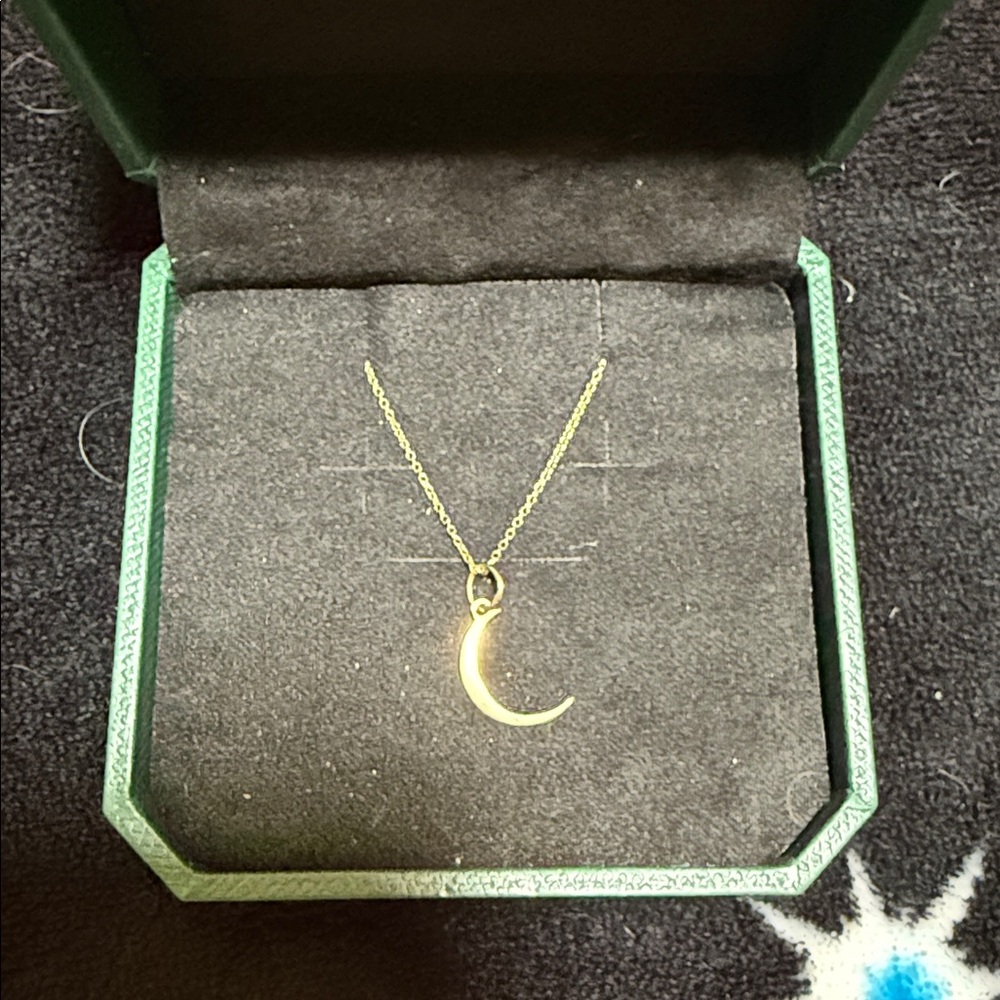 18k Solid Gold Crescent Moon Pendant Necklace - Women Jewelry - Picture 13 of 16